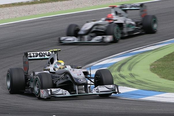 Nico Rosberg vor Michael Schumacher, ein bekanntes Bild der Mercedes-Benz-Fahrer, so auch auf dem Hockenheimring beim Grand Prix von Deutschland. MB/auto-reporter.net 